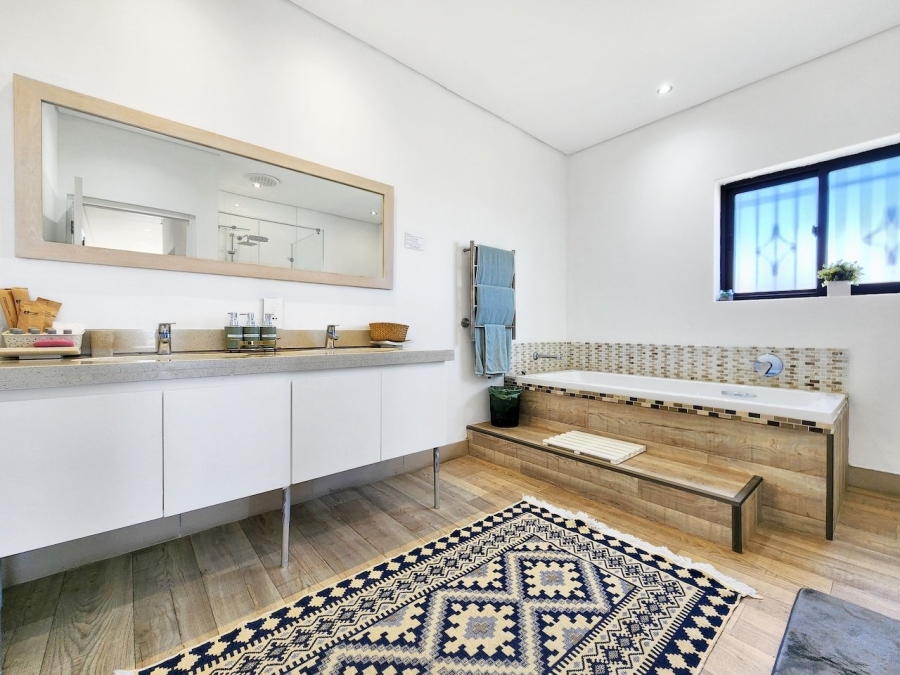To Let 7 Bedroom Property for Rent in Camps Bay Western Cape
